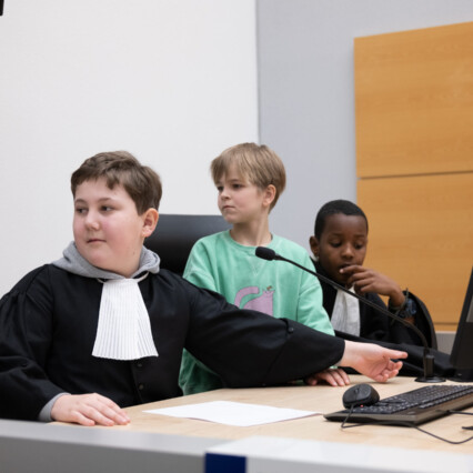 Actiefoto leerlingen op bezoek rechtbank Noord Nederland